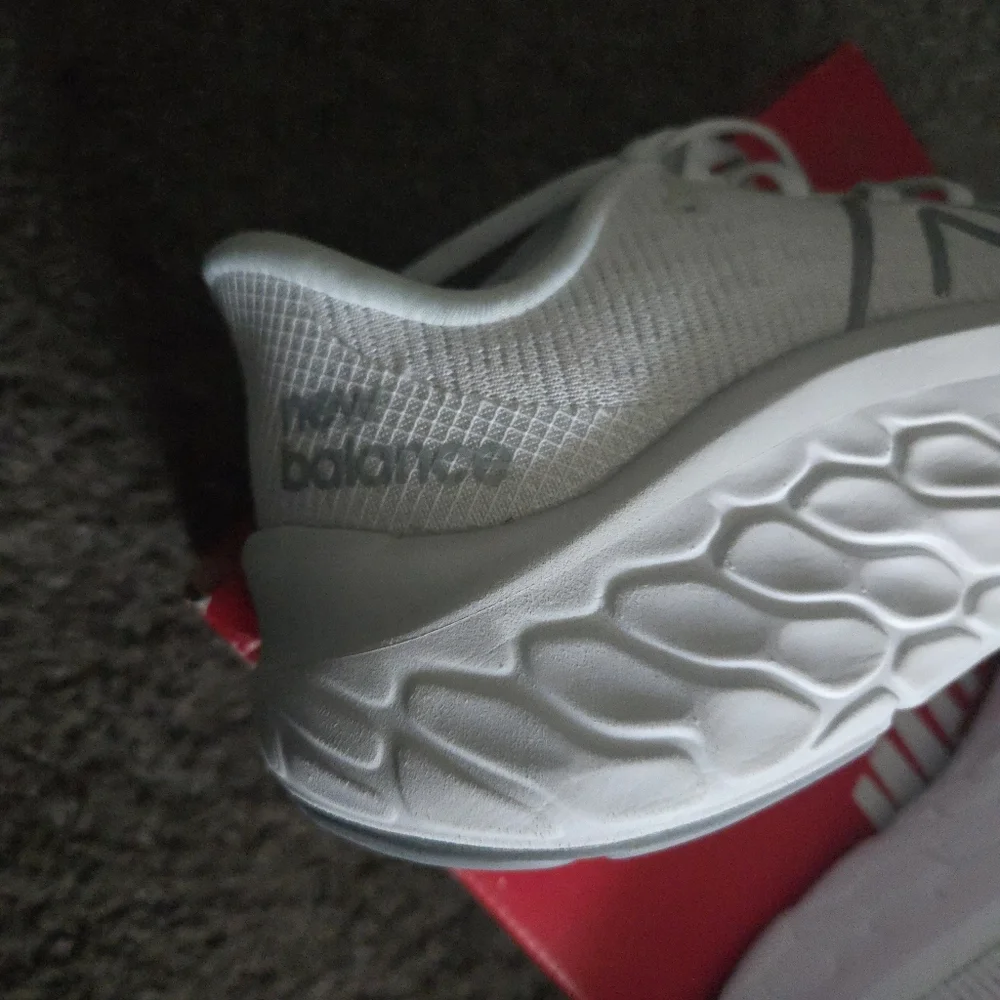 New Balance Women size 11 Fresh Foam Kaiha Rd White and Grey New 012025 - Picture 4 of 8
